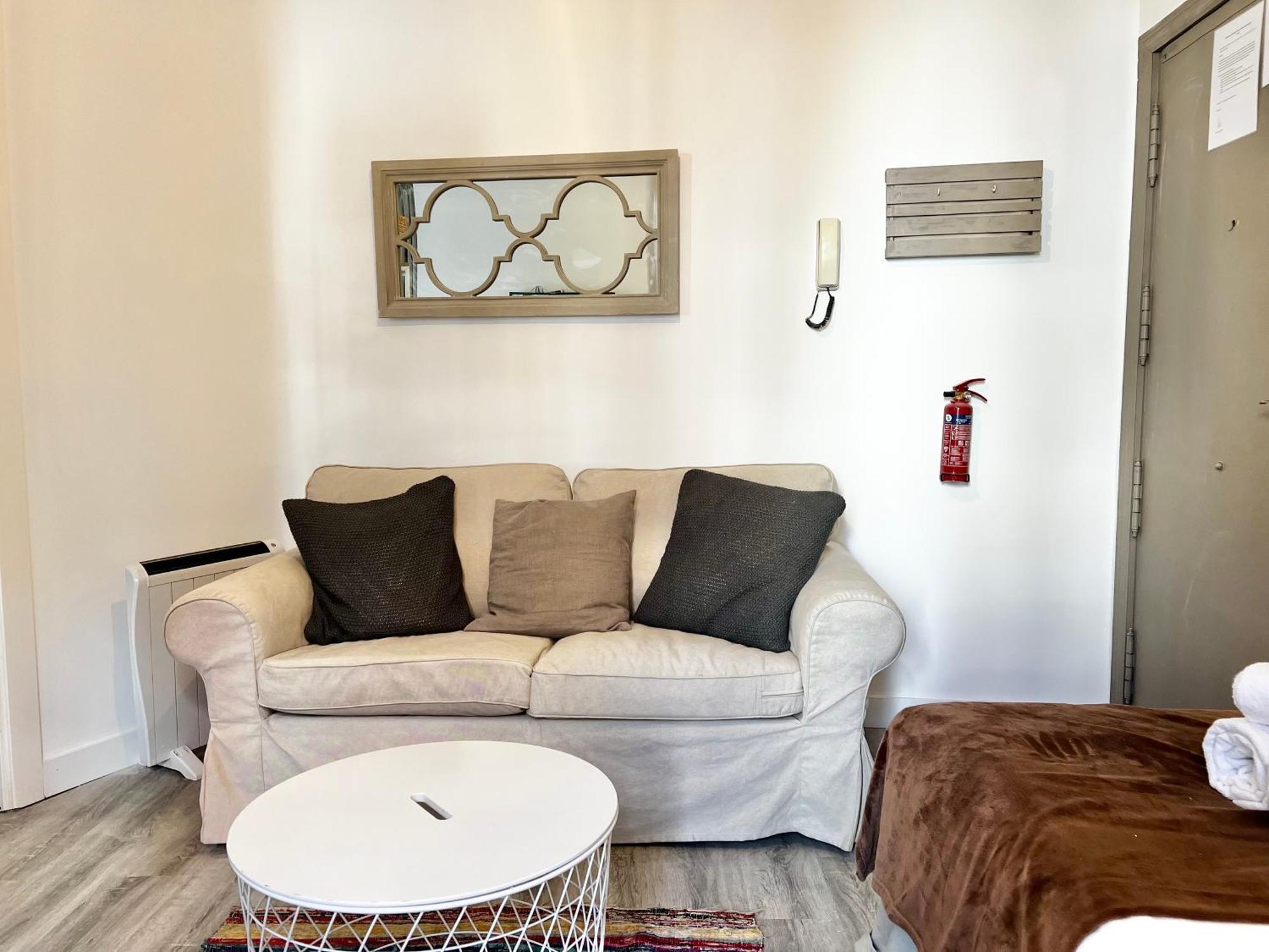 Estudio Puerta Cerrada Apartment มาดริด ภายนอก รูปภาพ